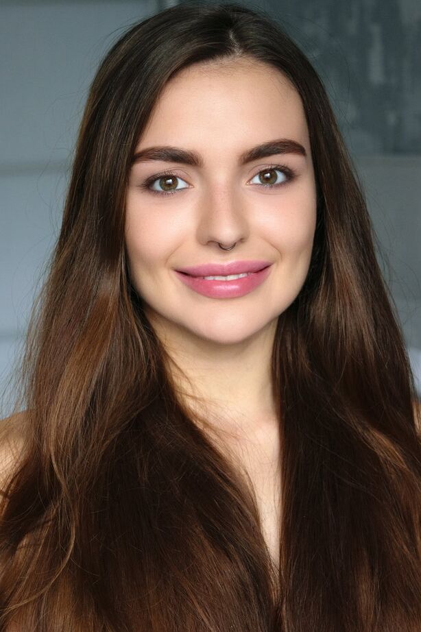 16P La joven Jessica Eclipse juega con su larga melena antes de desnudarse