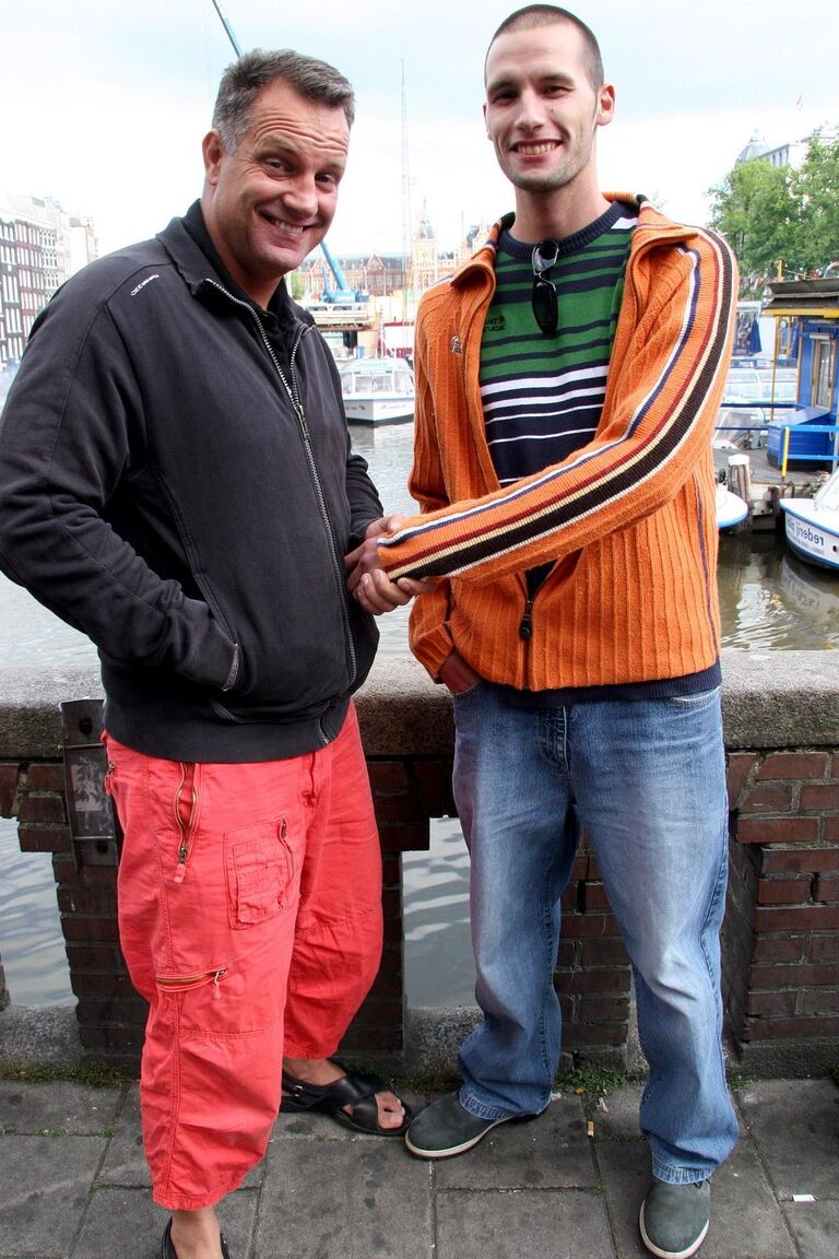 15P Prostituta de Amsterdam tiene sexo con dos hombres en una sexcation