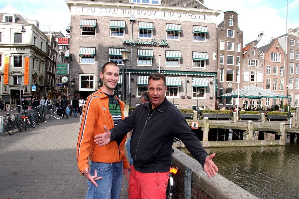 15P Prostituta de Amsterdam tiene sexo con dos hombres en una sexcation