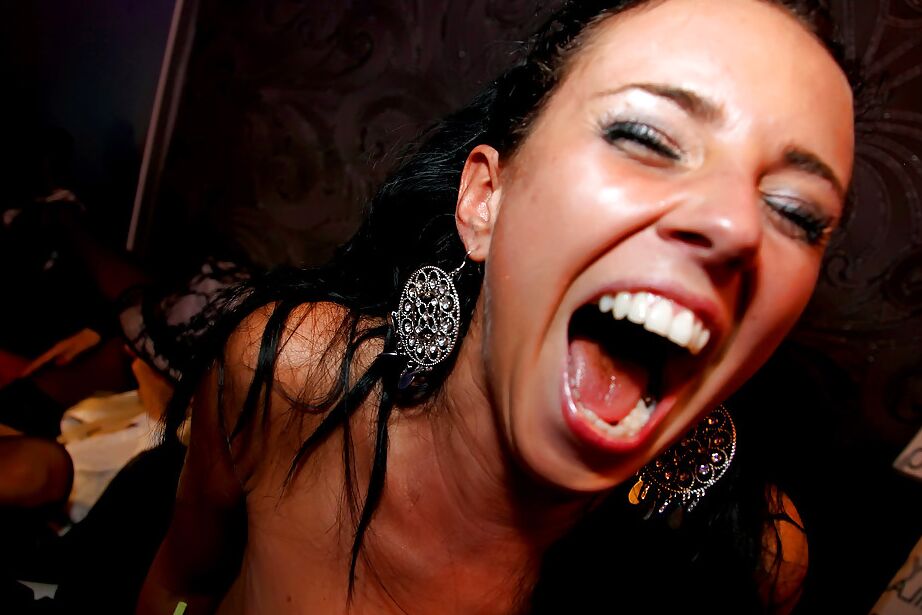 16P Laszive Mädels lutschen Schwänze und lassen sich auf der betrunkenen Sexparty ficken