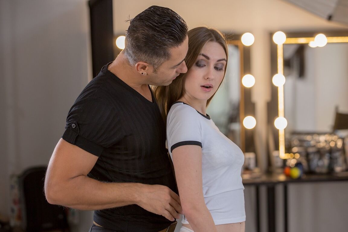 18P A garota amadora Lena Reif mostra a bunda nua enquanto seduz seu fotógrafo