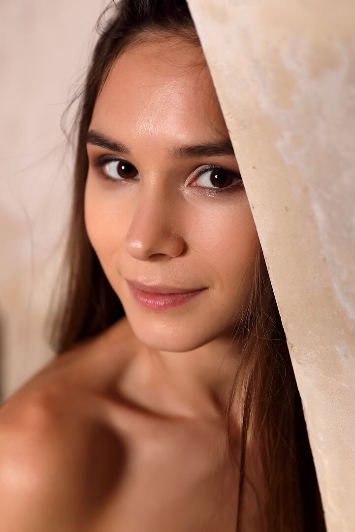 12P Garota solo com cabelo comprido exibe seu lindo corpo enquanto está nua