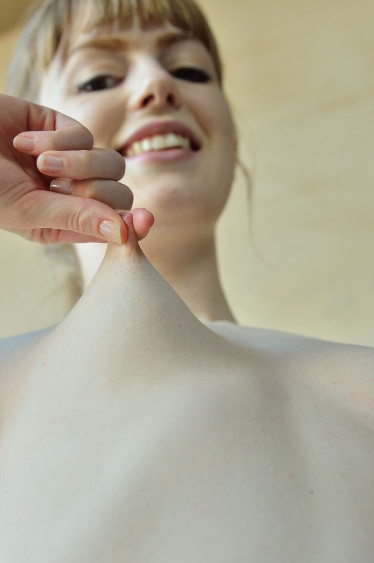 21P Gostosa em meias Alana brinca com sua vulva e brinca com seus mamilos sensuais