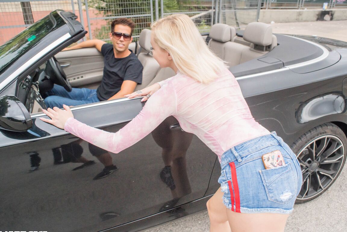 12P A jovem loira Marilyn Sugar é pega na estrada antes de uma foda hardcore