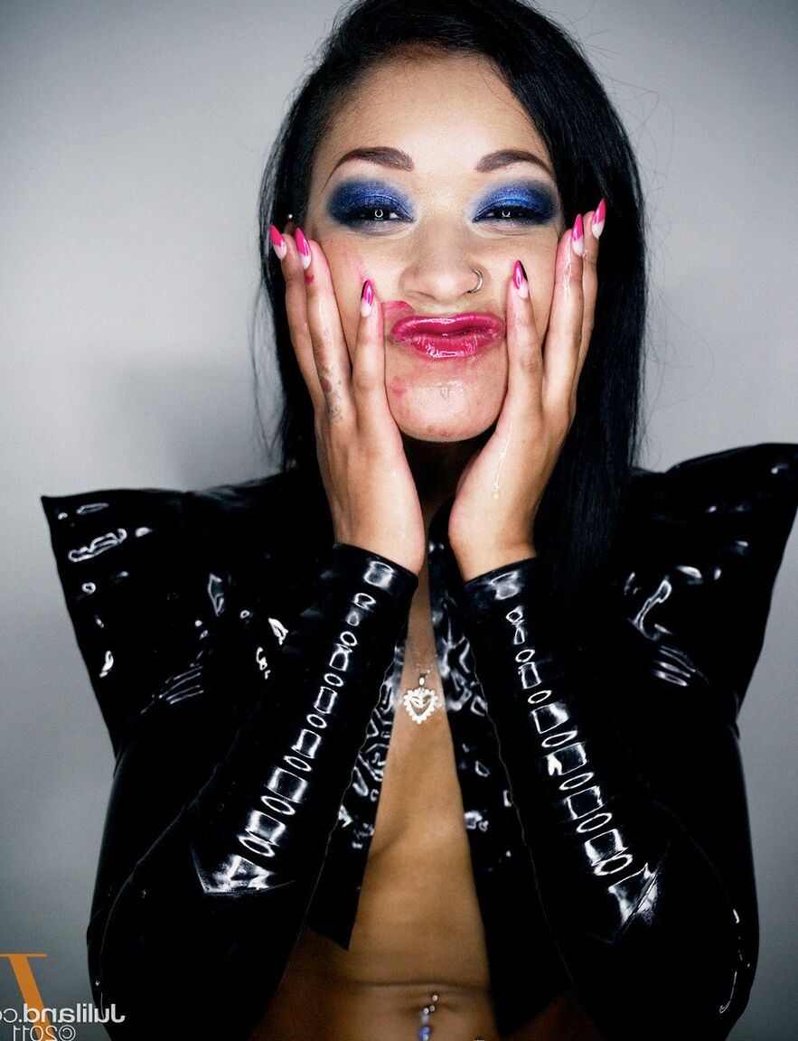 17P Ebony solo girl Skin Diamond parte a sua vagina sem pêlos com os dedos