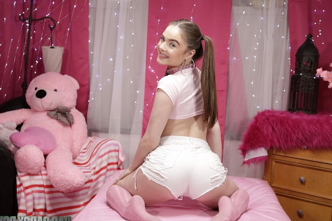 21P Adolescente morena con ropa seductora Megan Marx se burla de su pequeño cuerpo