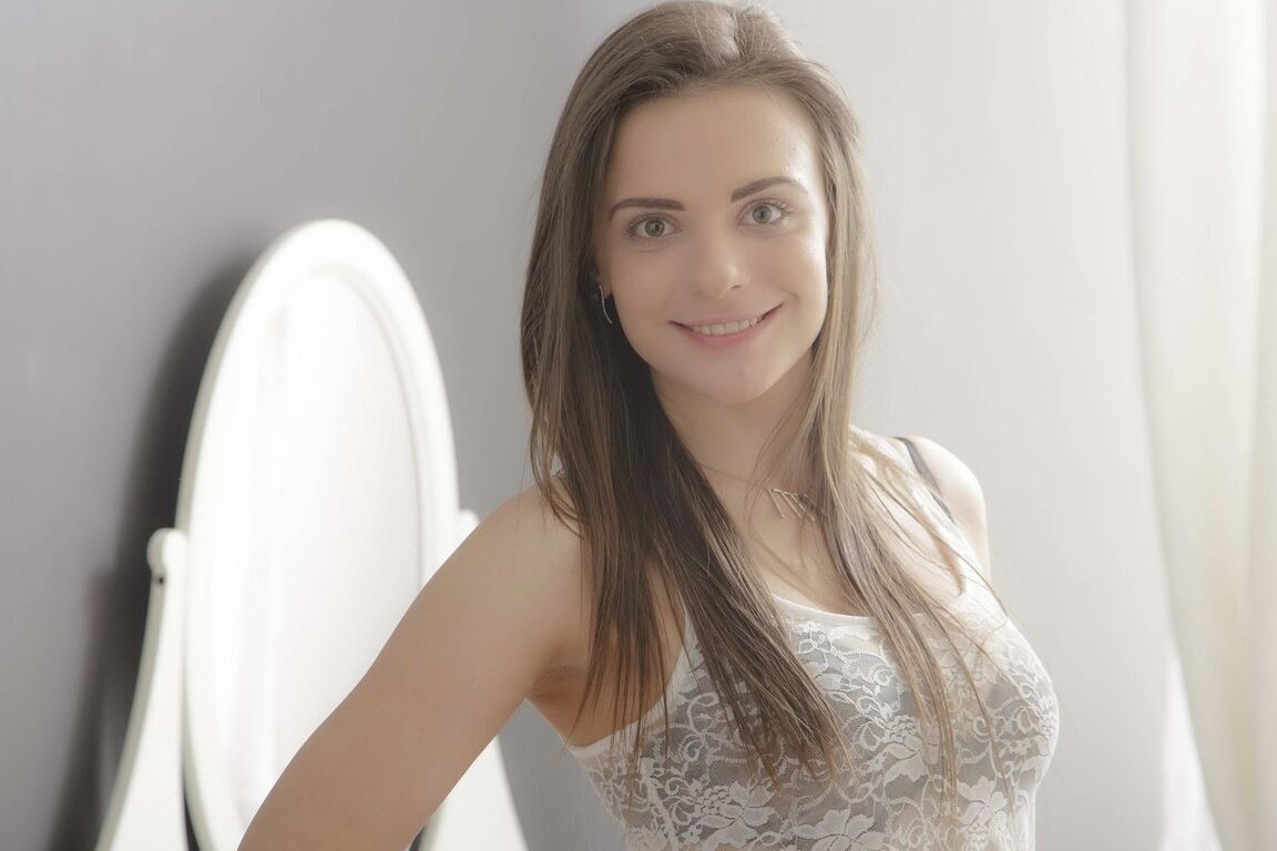 16P A adolescente iniciante Gabi dá um longo pau em sua cavidade anal durante o sexo na cama