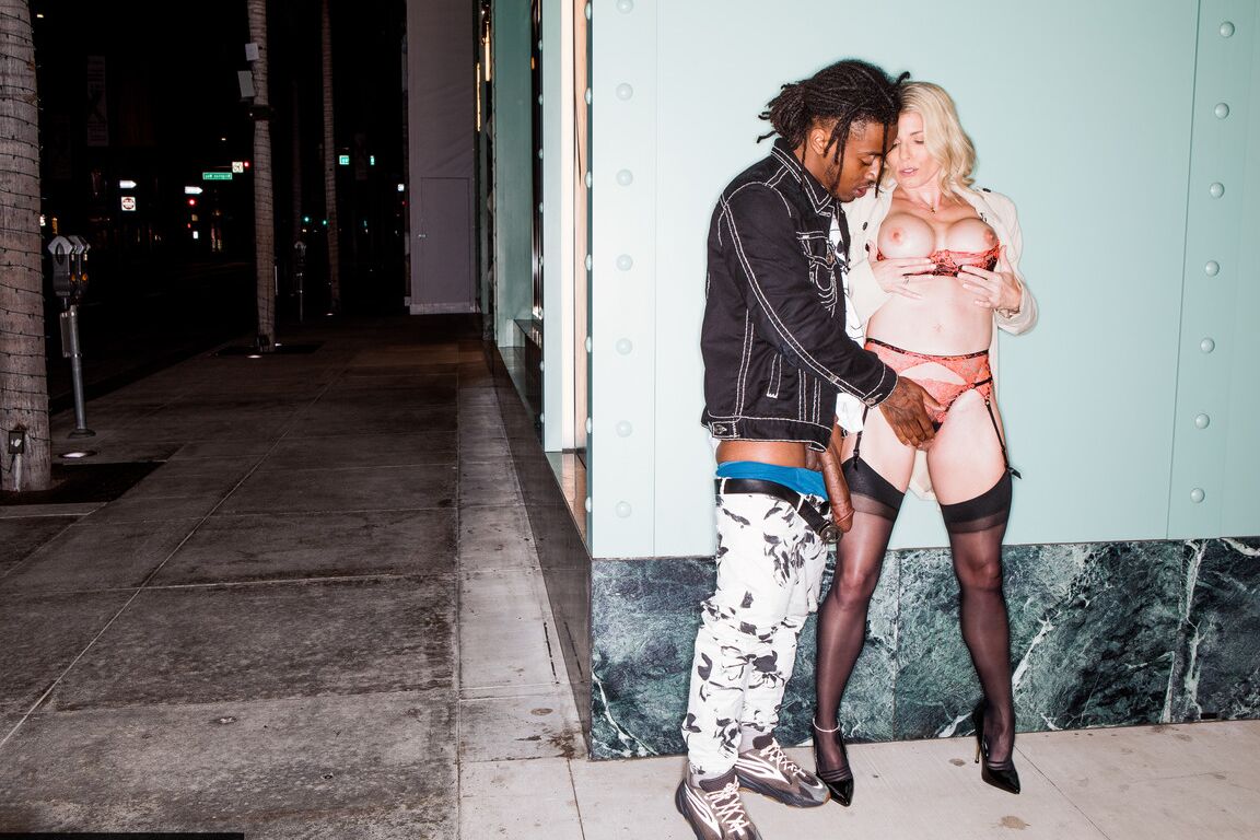 20P MILF rubia con liguero Cory Chase seduce a un negro y se la follan