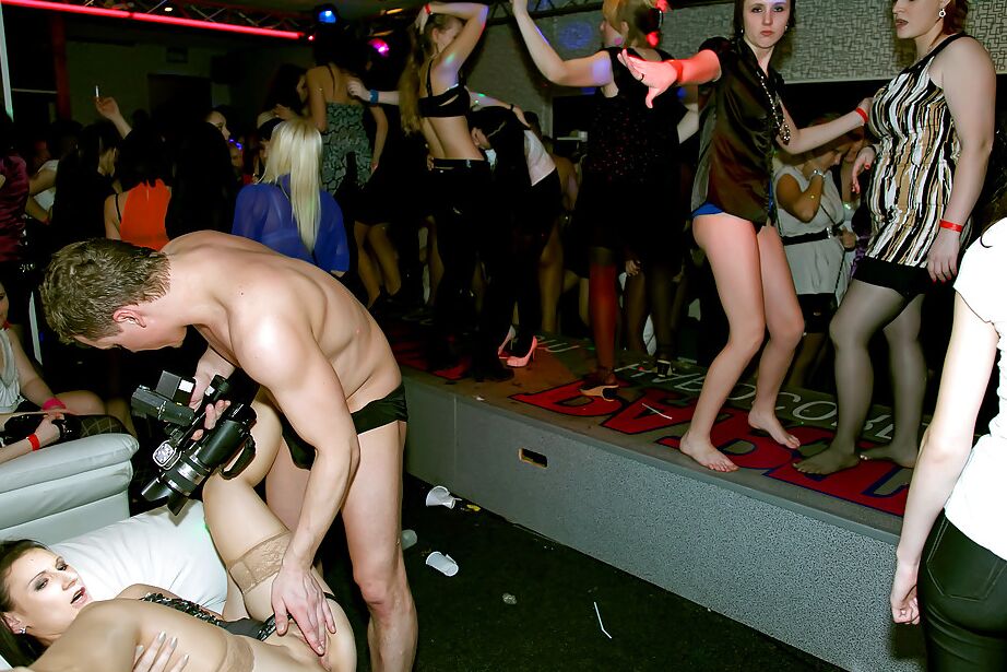 16P Amadores desejáveis ​​com corpos sedutores desfrutam de uma festa groupsex