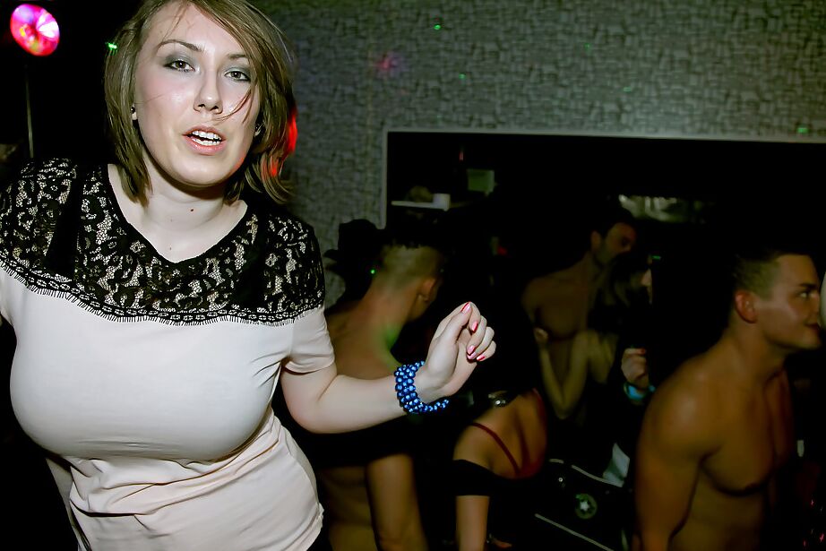 16P Amadores desejáveis ​​com corpos sedutores desfrutam de uma festa groupsex