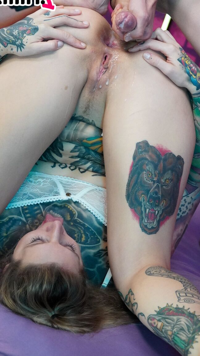 16P La tatuada Lisa Rocketcock juega con un juguete sexual durante el sexo con un chico