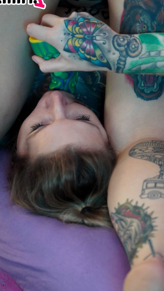 16P La tatuada Lisa Rocketcock juega con un juguete sexual durante el sexo con un chico