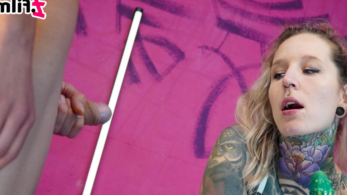 16P La tatuada Lisa Rocketcock juega con un juguete sexual durante el sexo con un chico