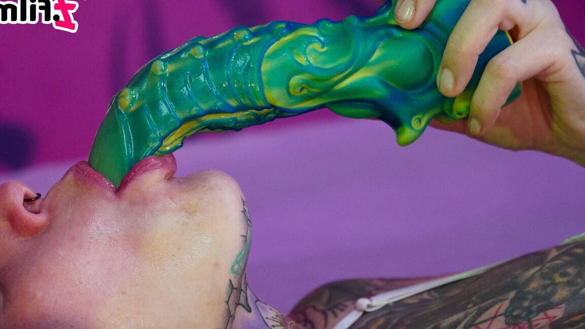16P La tatuada Lisa Rocketcock juega con un juguete sexual durante el sexo con un chico