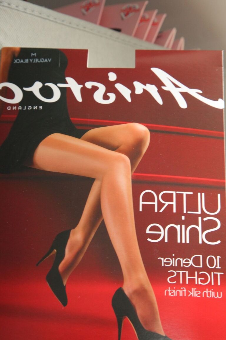 21P Grande MILF aux longs cheveux roux Rebecca Leah montre son corps maigre en collants