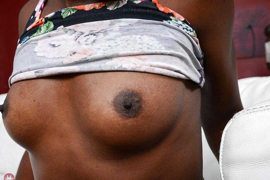 16P Choco gata com peitos pequenos Ana Foxxx estica os lábios da buceta mostrando o interior da buceta