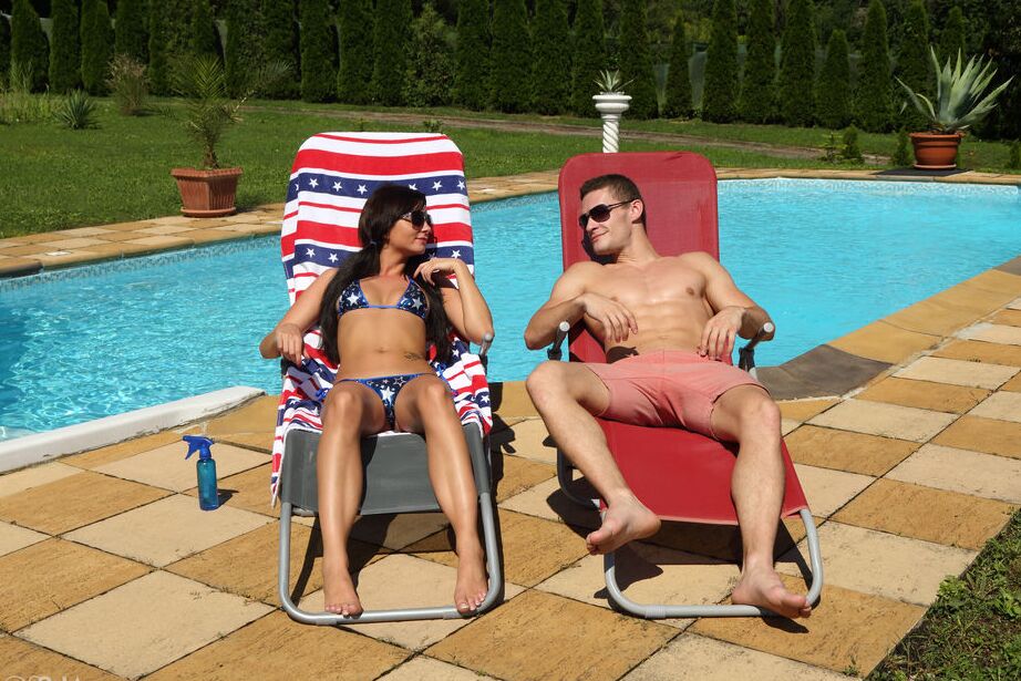 16P Casal amador Max e Anastasia transando em uma cadeira à beira da piscina com seus óculos escuros
