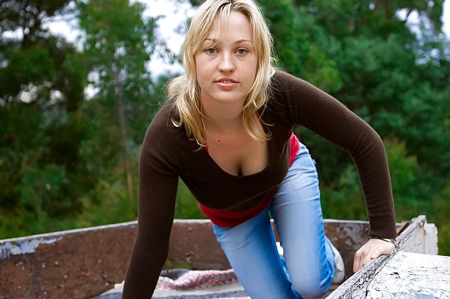 Die 16P blonde Amateurin Anneke zieht draußen ihr Oberteil und ihre Bluejeans aus