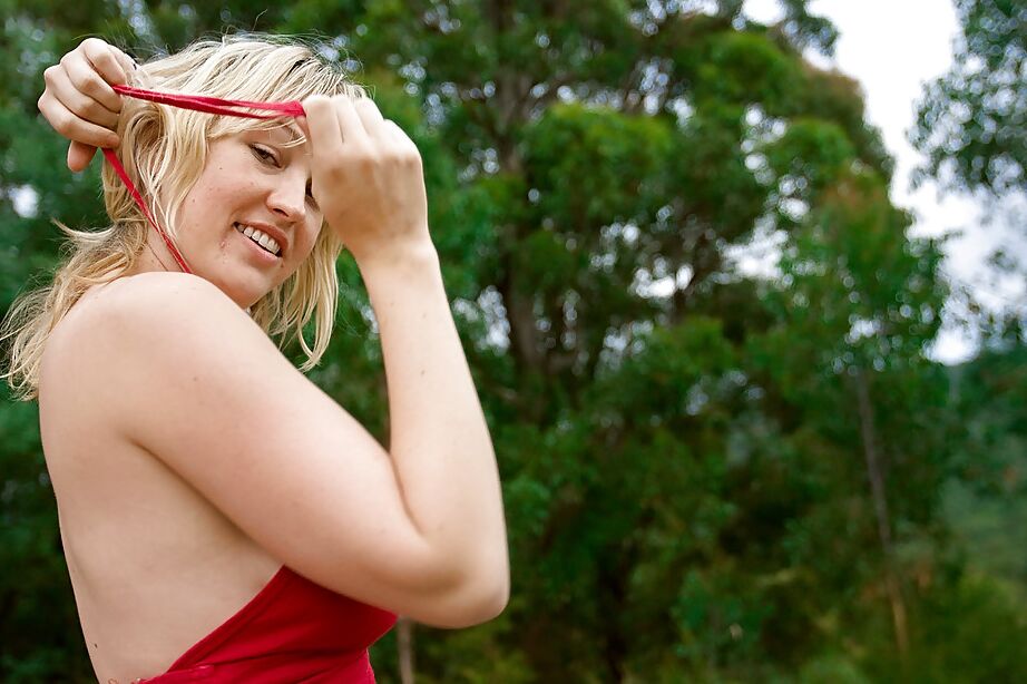 Die 16P blonde Amateurin Anneke zieht draußen ihr Oberteil und ihre Bluejeans aus