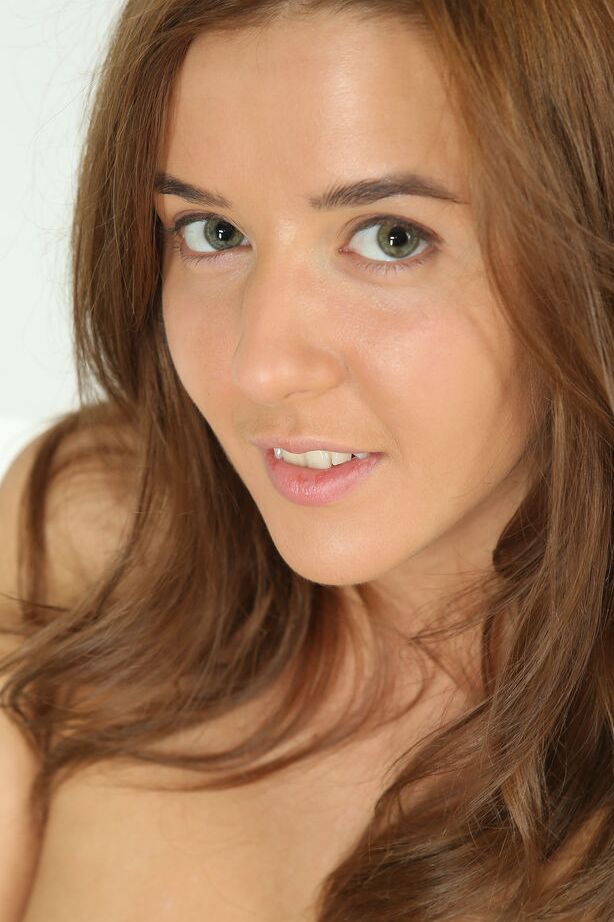 Sybil, type girl next door, prend de superbes poses en solo alors qu'elle est totalement nue.