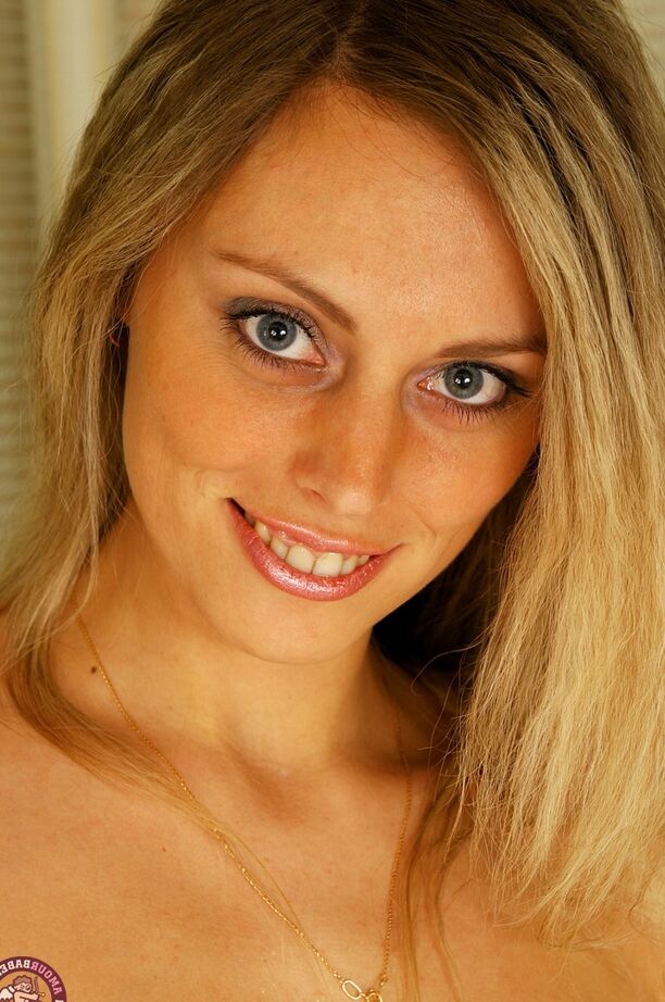 16P Sexy blonde Schlampe duscht, um ihren heißen, jungen Körper abzukühlen, der hungrig ist