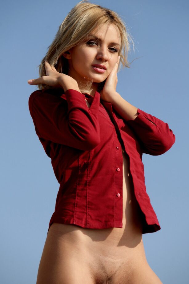 12P Une blonde naturelle prend de superbes poses nues lors d'un tournage à haute altitude