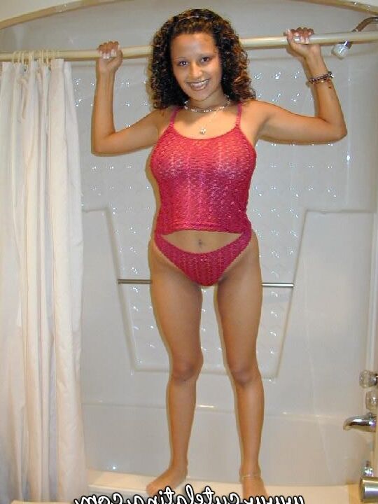15P Cute Latina Cute Latina no chuveiro