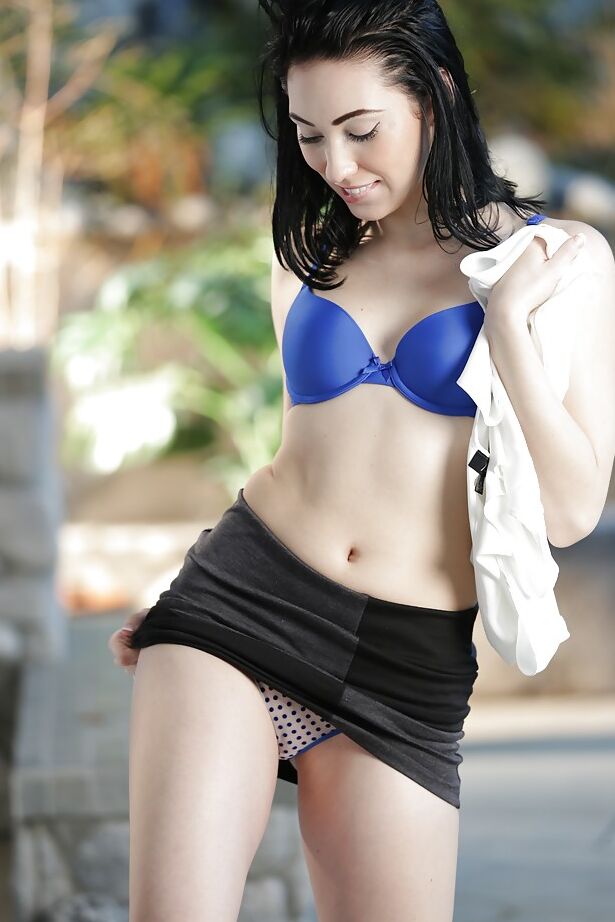 16P La magnifique jeune brune Aria Alexander exhibe sa jolie culotte de jeune fille.