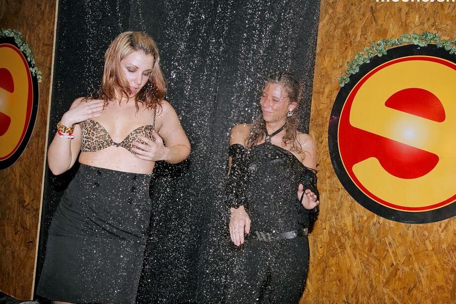16P Mulheres em boates agitam a boate com uma noite de sexo grupal