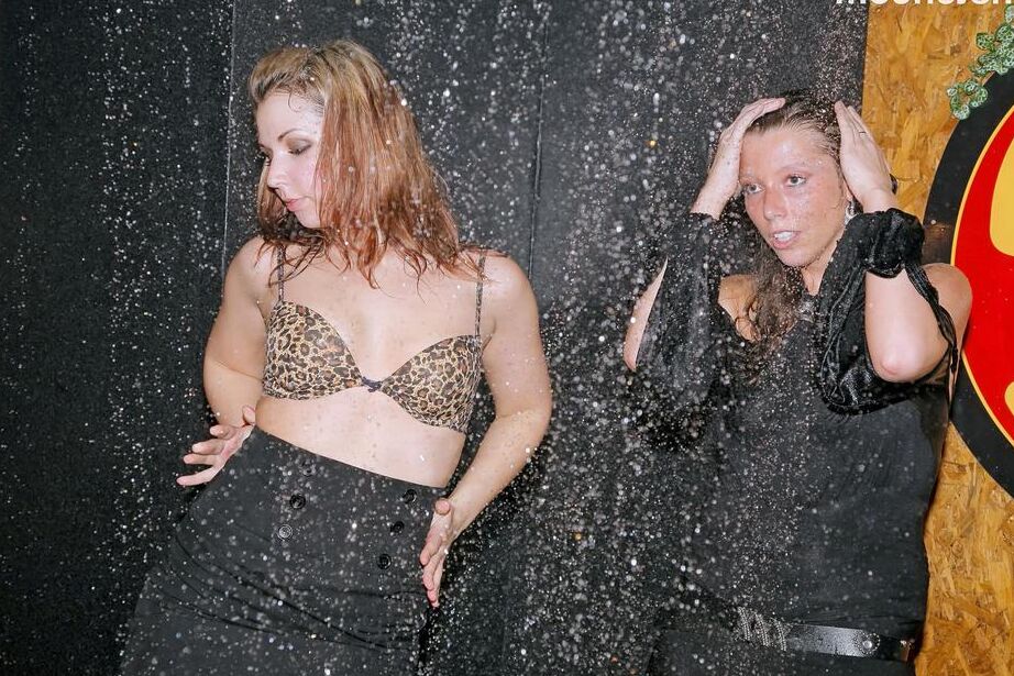 16P Mulheres em boates agitam a boate com uma noite de sexo grupal