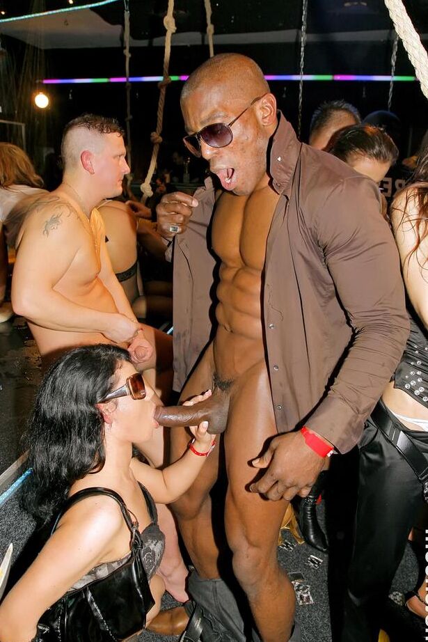 16P Mulheres em boates agitam a boate com uma noite de sexo grupal