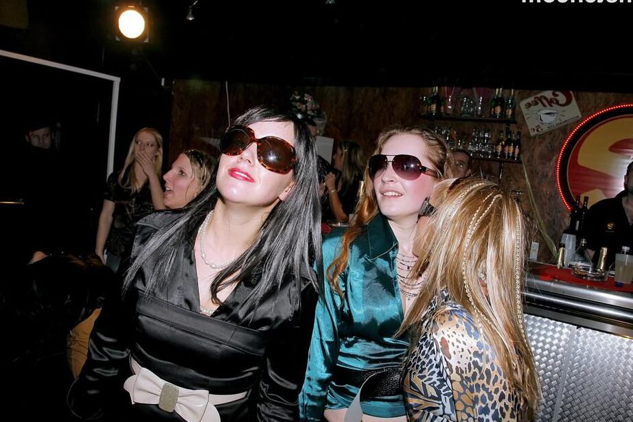16P Mulheres em boates agitam a boate com uma noite de sexo grupal