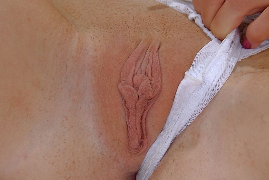 16P Adolescente fofinha descobrindo seu corpo excitante e provocando a si mesma