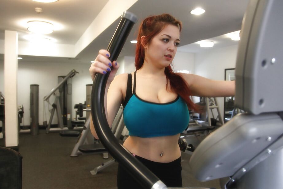 12P Tessa Fowler, une fille aux gros seins et aux cheveux roux, fait du sport avec ses seins révélés
