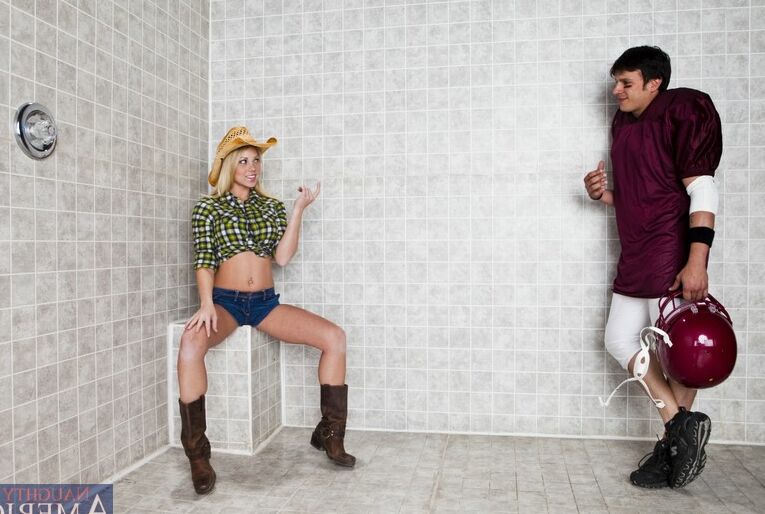 16P La joven campestre Shawna Lenee metiendo una enorme polla en la ducha