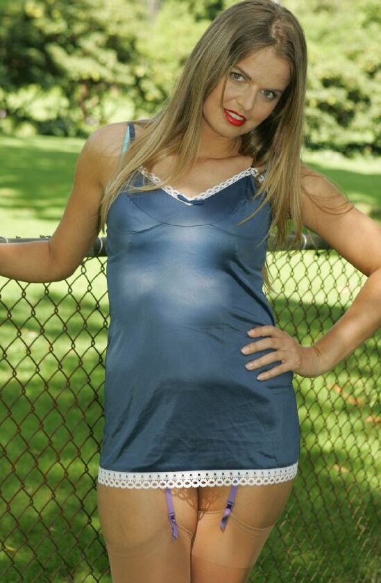 12P Nena adorable con culo pequeño mostrando sus turgentes tetas al aire libre