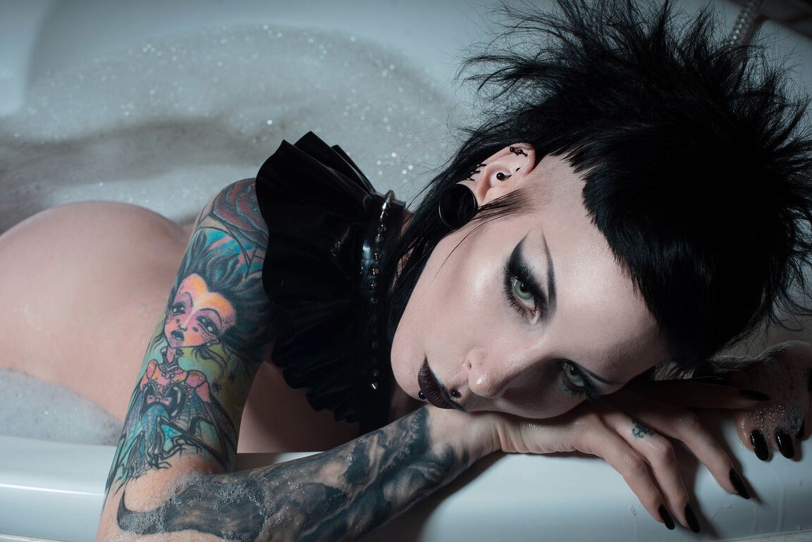 15P Alternative model Razor Candi gets into a bathtub during a solo engagement