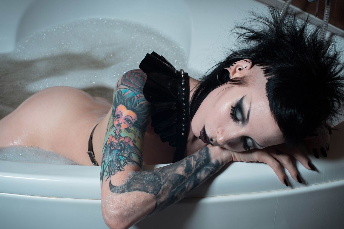 15P Alternative model Razor Candi gets into a bathtub during a solo engagement