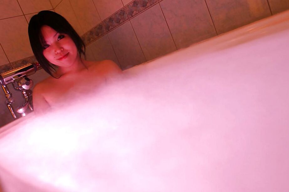 16P Fumika Murase, une asiatique baisable aux petits seins, prend un bain