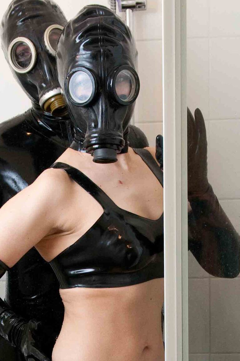 12P フェティッシュ愛好家のジャナ パフとレズビアンのガールフレンドがラテックスとガスマスクでポーズをとる