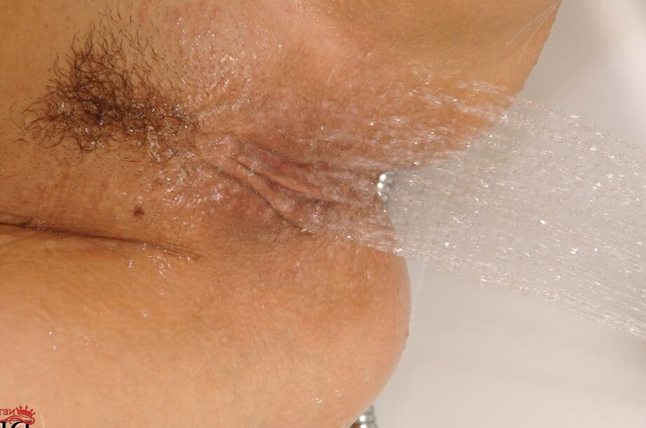 16P Linda adolescente rubia complace su coño caliente con un chorro de agua del cabezal de la ducha
