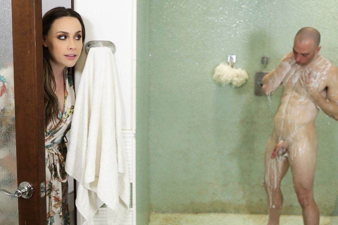 15P Chanel Preston verführt ihren Stiefsohn in Dessous, als er aus der Dusche kommt
