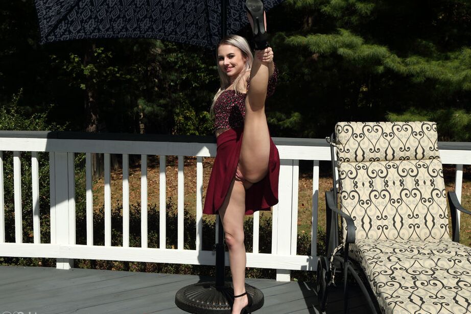 16P La sale teen blonde Aria Amore écarte la chatte pour une insertion d'un gros gode