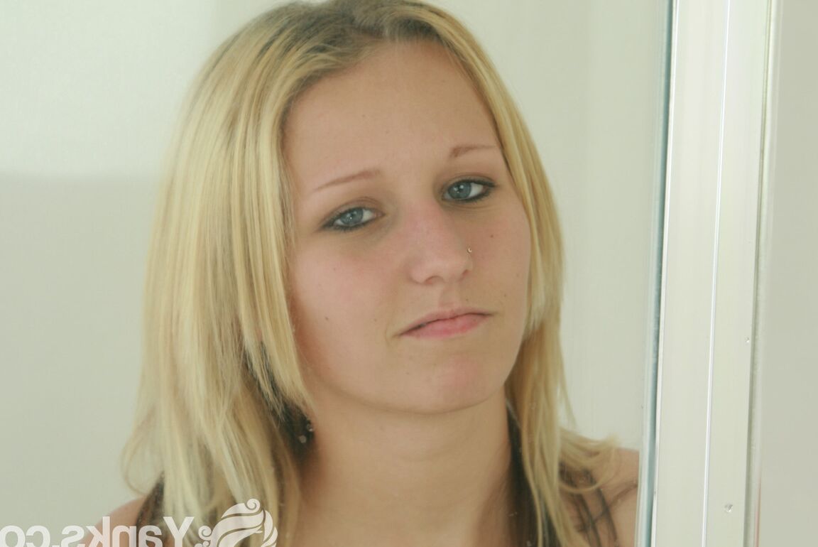 16P Yanks Ashley Breeann se divierte en la ducha