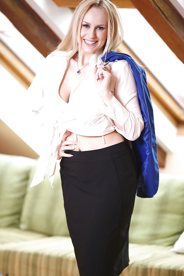 15P Angel Wicky, une MILF vêtue, dévoile ses énormes seins et ses tétons percés.
