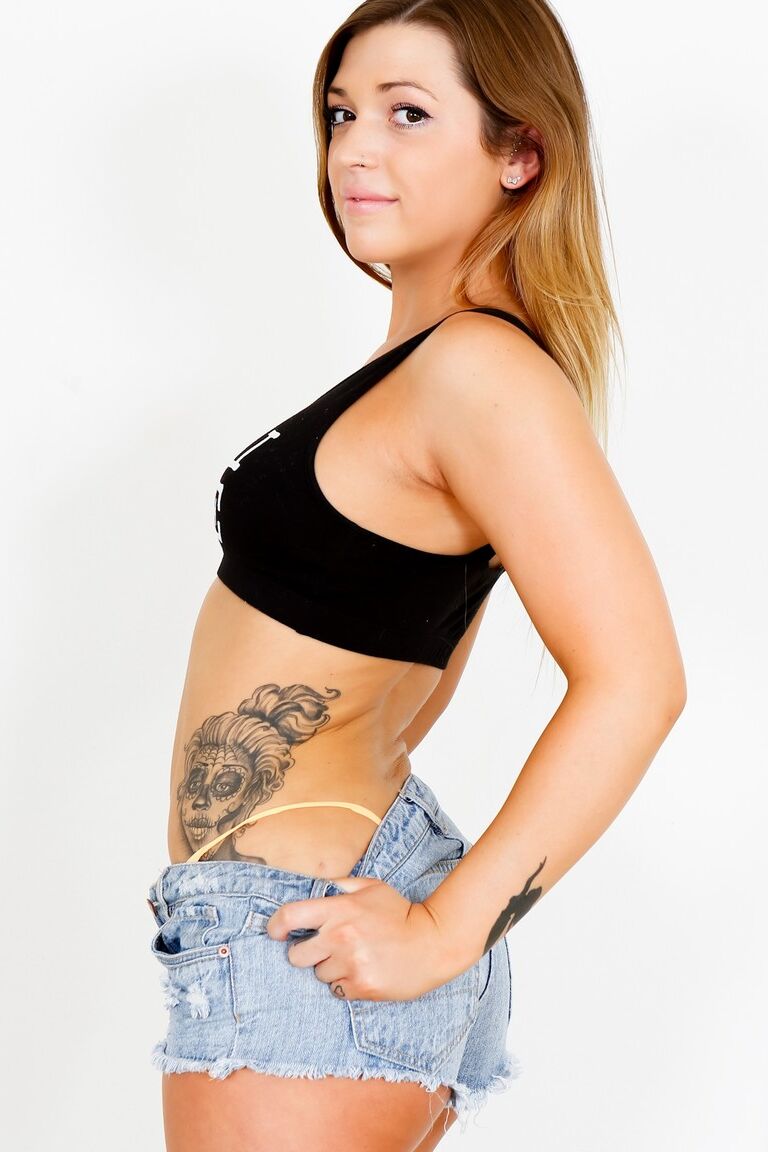 15P A bela adolescente Jenna Ashley expõe sua bunda legal enquanto fica nua de salto alto
