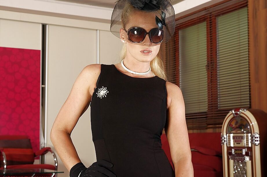 16P Glamourosa loira megera tirando o vestido e posando em lingerie sexy