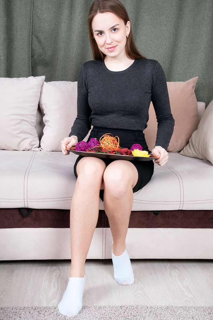 16P La douce fille Terry expose ses aisselles et son buisson poilus pendant qu'elle se déshabille.