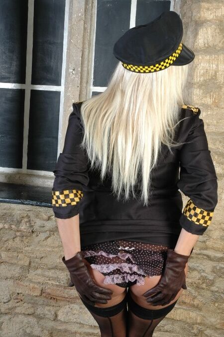 15P La bombe blonde Dannii Harwood libère ses seins fermes de son uniforme