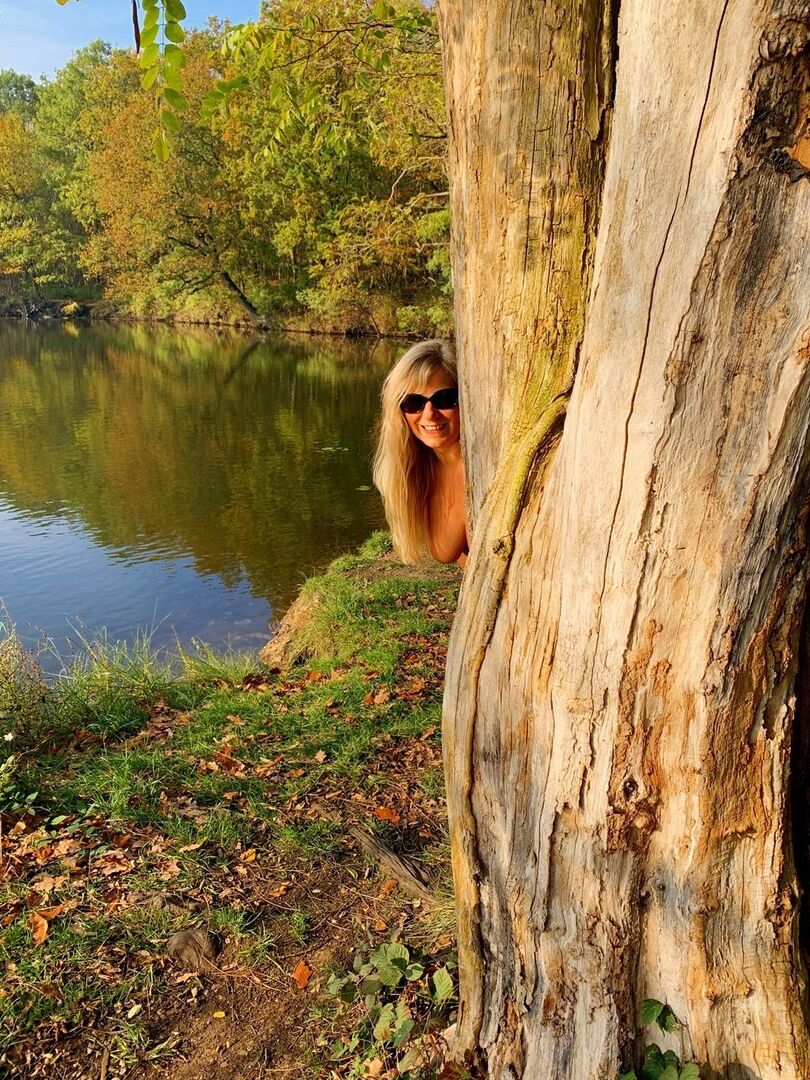 20P Modèles amateurs blondes Sweet Susi nues dans des bottes en cuir noir près d'un lac